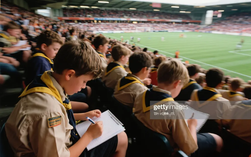 大型球场内的青年比赛与球探观察场景